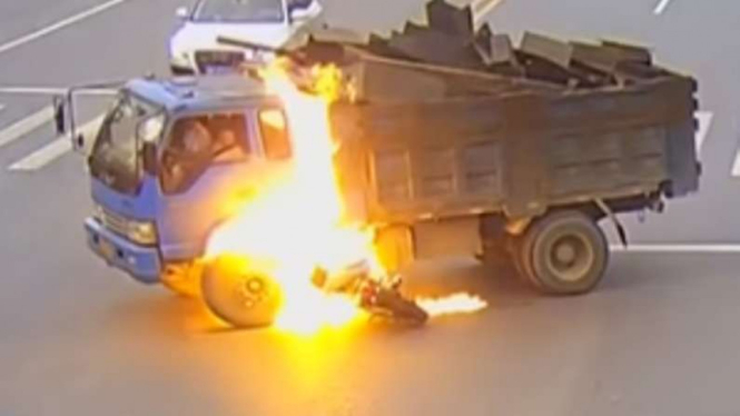 Motor terbakar usai tabrak truk sampah.