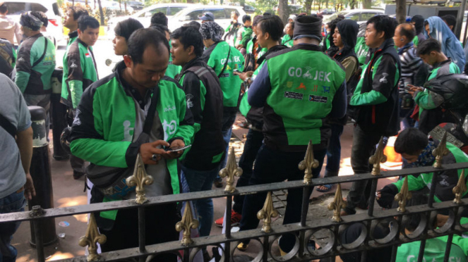 Pengendara Gojek, Grab dan Uber demo di Jalan Medan Merdeka, Senin, 15 Mei 2017.