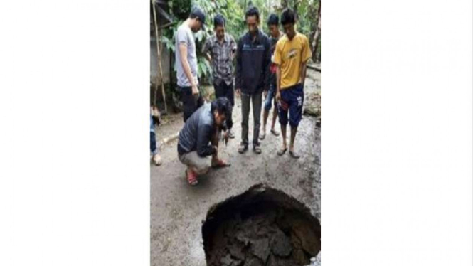 Lubang misterius sedalam 15 meter yang tiba-tiba muncul usai hujan deras di Desa Sungai Rata Kabupaten Ogan Komering Ulu Sumatera Selatan