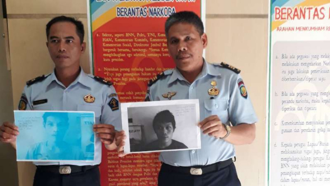 Petugas Rumah Tahanan di Pagaralam Sumatera Selatan menunjukkan dua foto narapidana yang melarikan diri, Senin (15/5/2017)
