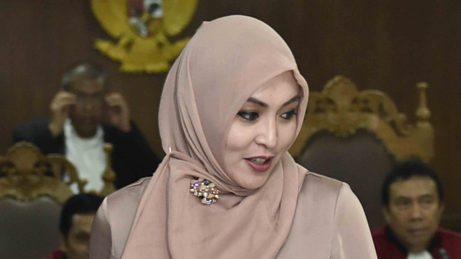 Politisi Demokrat yang tersangkut kasus korupsi proyek di Hambalang, Angelina Sondakh, saat bersaksi di pengadilan beberapa waktu lalu.