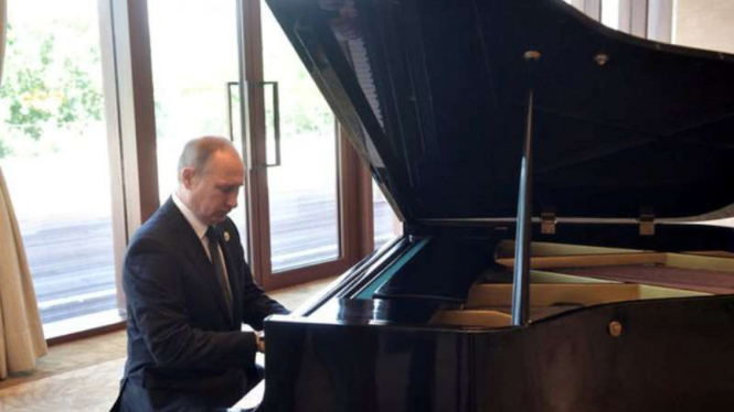 Presiden Rusia bermain piano sambil menunggu kedatangan Presiden China.
