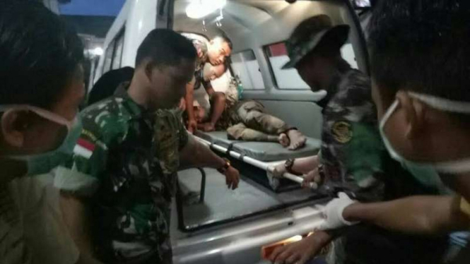 Prajurit TNI yang terluka di Poso dibawa ke RS Bhayangkara di Palu.