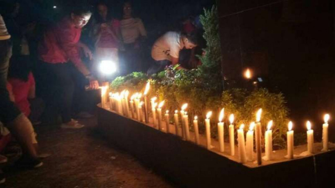 Suasana saat warga menyalakan lilin di Depok, Senin, 15 Mei 2017.