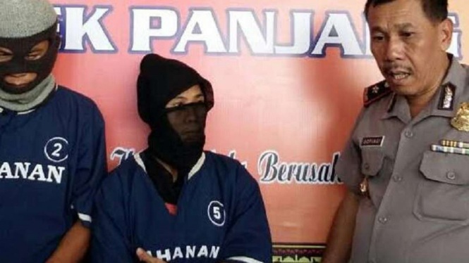 Wito dan Intan saat ditangkap petugas Polsek Panjang, Lampung.