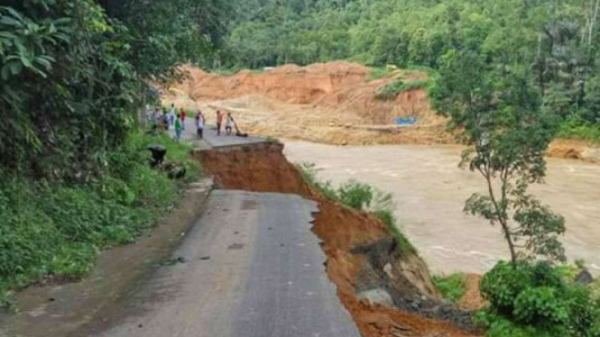 Jalan runtuh akibat curah hujan tinggi di Kabupaten Sijunjung, Sumatera Barat, pada Senin, 15 Mei 2017.
