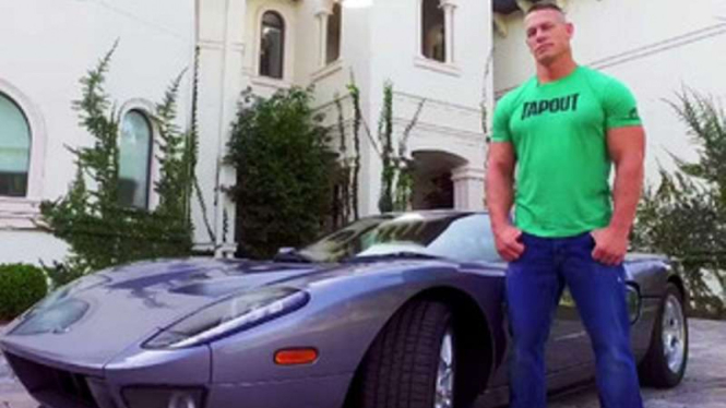 John Cena dengan mobil kesayangannya.