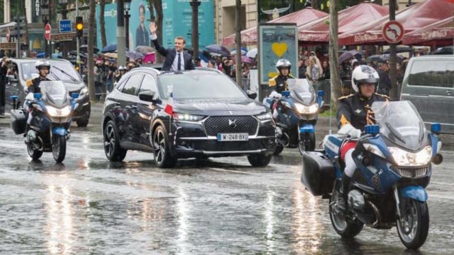 Presiden Macron bersama mobil dinasnya.