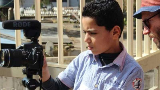 Anak pengungsi membuat film.
