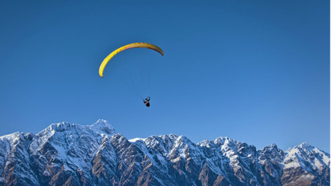 Ilustrasi terjun payung/skydiving.