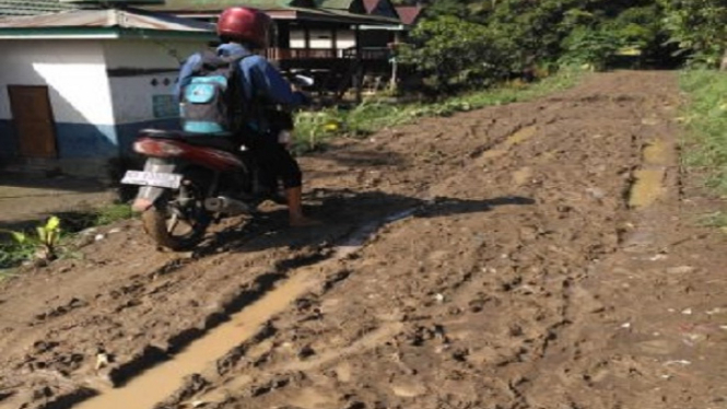 Kondisi jalan di Desa Larukkateo, Kecamatan Belawa, Sulawesi Selatan.