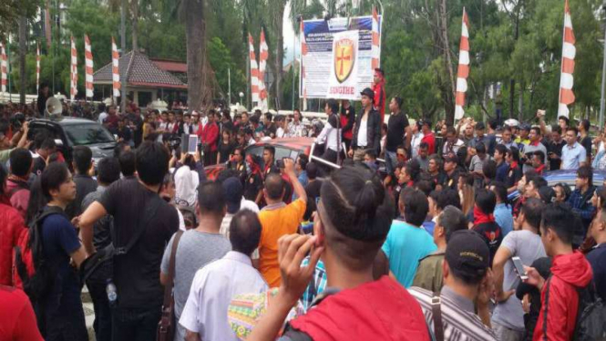 Demo warga yang mengusung referendum Minahasa di Kantor Gubernur Sulut