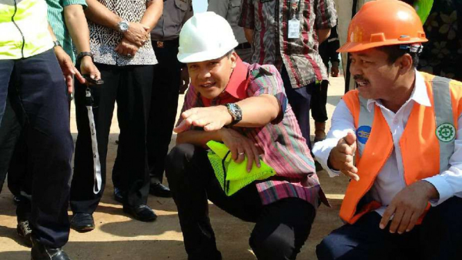 Gubernur Jawa Tengah, Ganjar Pranowo saat meninjau proyek tol Semarang-Kendal.