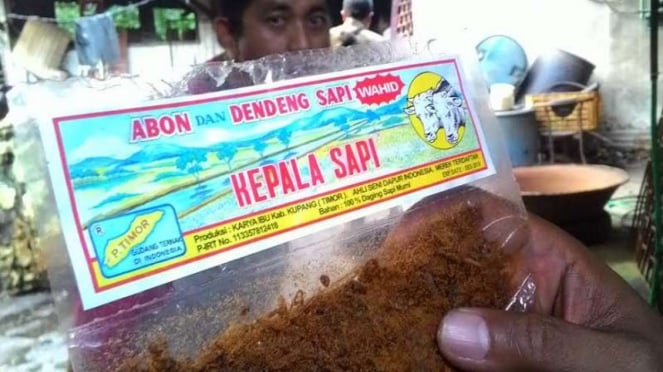 Polisi tunjukkan produk abon palsu di Surabaya.