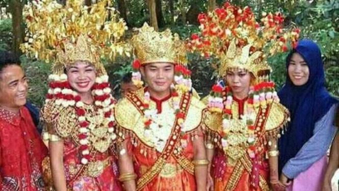 Seorang remaja 22 tahun menikahi dua wanita dalam satu pelaminan di Kabupaten Musi Banyuasin, Sumatera Selatan, pada 14 Mei 2017.