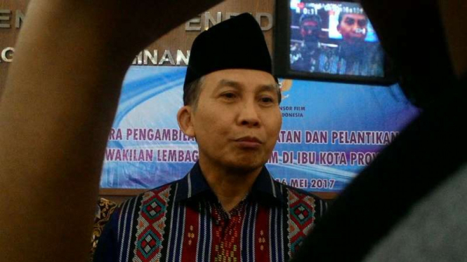 Ketua Lembaga Sensor Film, Ahmad Yani Basuki, usai melantik tenaga sensor LSF Jatim di Surabaya, Jawa Timur, pada Selasa, 16 Mei 2017.