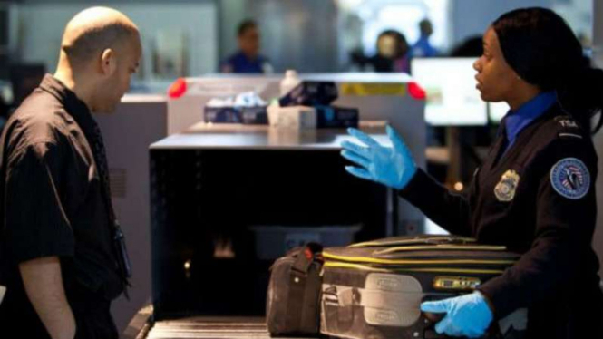 Pemeriksaan keamanan di seluruh bandara AS. Prosesnya lebih ketat, melelahkan dan memakan waktu lama. 