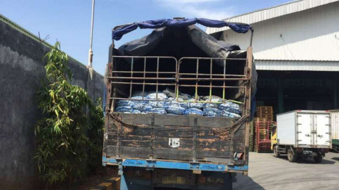 Ratusan ton bawang putih disita  dari sebuah gudang di Marunda, Jakarta Utara.