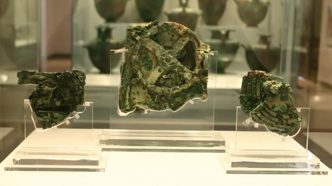 Artefak Mekanisme Antikythera di museum 
