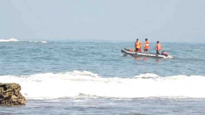 Tim SAR mencari lima santri yang hilang akibat terseret ombak di pantai Desa Rancabuaya, Kecamatan Purbayani, Garut, Jawa Barat, pada Selasa, 16 Mei 2017.