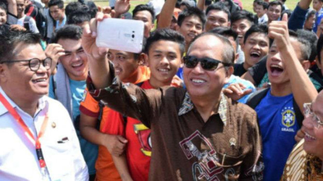 Menristek Dikti, Mohamad Nasir, memantau ujian keterampilan olahraga SBMPTN di Lapangan Sepakbola Fakultas Ilmu Keolahragaan, Universitas Negeri Makassar pada Rabu, 17 Mei 2017.