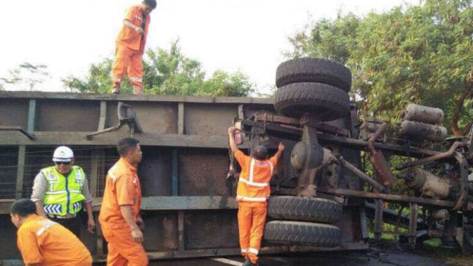 Sebuah truk terbalik di Tol Cipularang, Rabu, 17 Mei 2017.