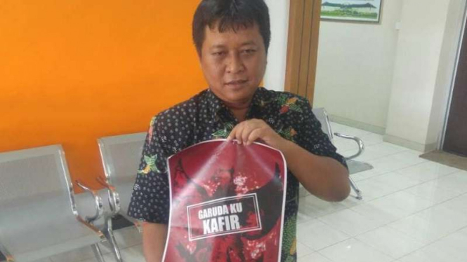 Ketua DPRD Kota Semarang, Supriadi, memperlihatkan poster provokasi di kampus Universitas Diponegoro.