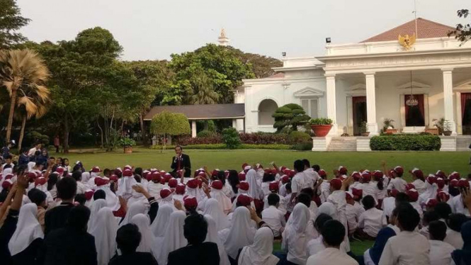 Jokowi ketika bercerita di hadapan murid SD dan SMA di Istana.