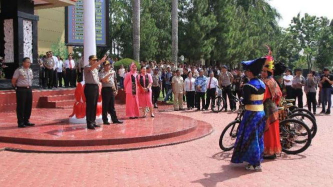 Kapolri Jenderal Pol Tito Karnavian bagi-bagi sepeda di Markas Polda Sumut