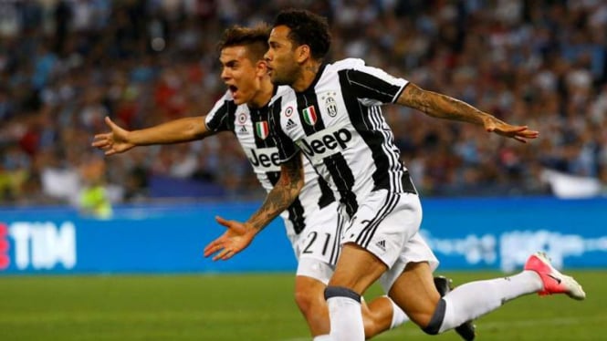 Selebrasi gol dari Dani Alves usai membobol gawang Lazio
