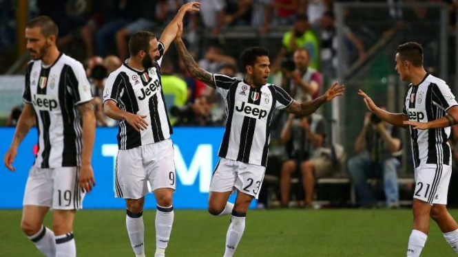 Selebrasi gol Dani Alves bersama pemain Juventus lainnya.