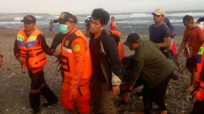 im SAR menemukan satu lagi jenazah korban terseret ombak Pantai Rancabuaya, Kabupaten Garut, Jawa Barat, pada Rabu petang, 17 Mei 2017.