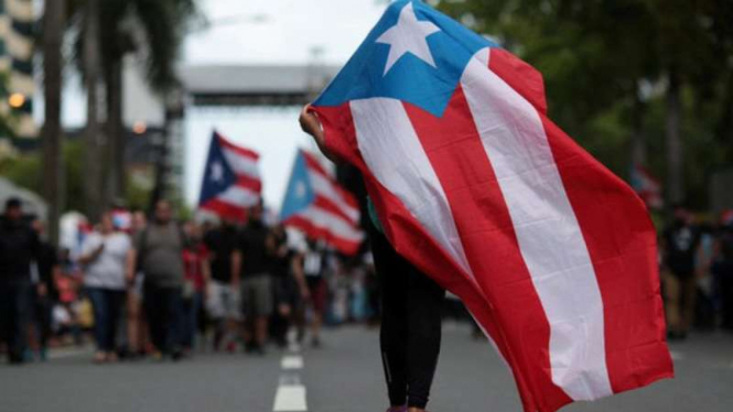 Rakyat Puerto Rico berdemonstrasi menentang pemerintah.