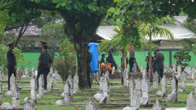 Persiapan pemakaman Kapten Arh Heru Bayu yang tewas dalam kecelakaan latihan penggunaan meriam Giant Bow di Natuna, Kamis (18/5/2017)