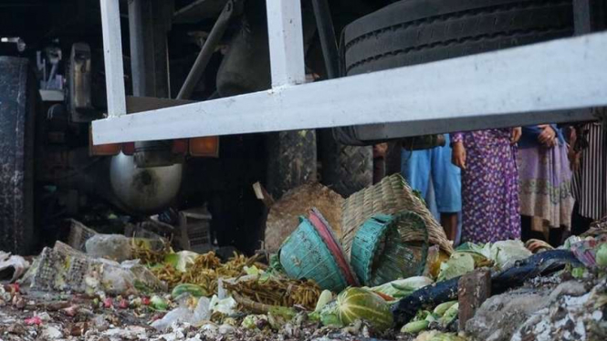 Kondisi lapak pedagang usai ditabrak sebuah truk kontainer sarat muatan di Pasar Induk Brebes jawa Tengah, Kamis (18/5/2017)