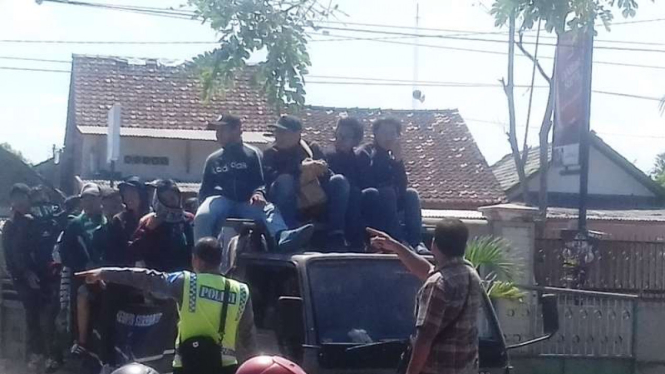 Bonek serbu Yogyakarta jelang laga PSIM jamu Persebaya di Bantul, Kamis (18/5).