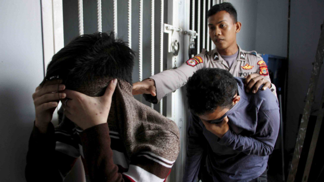 Pasangan gay yang dihukum cambuk di Aceh