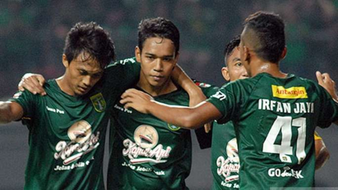 Pemain Persebaya Surabaya merayakan gol