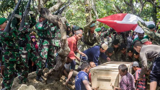 Pemakaman seorang prajurit TNI yang gugur saat latihan di Natuna pada 17 Mei 2017.