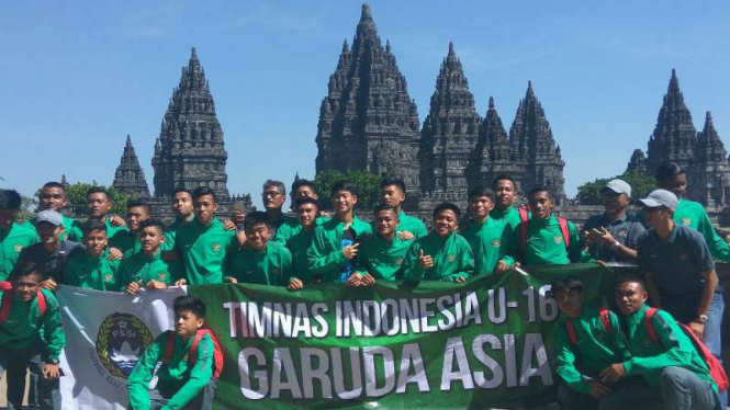 Timnas Indonesia U-16 mengunjungi Candi Prambanan