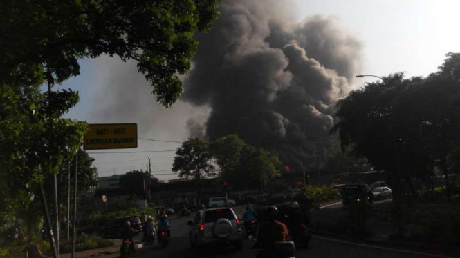 Kebakaran hebat melanda Stasiun Klender di Jakarta Timur pada Jumat pagi, 19 Mei 2017.