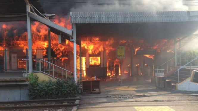 Kebakaran hebat melanda Stasiun Klender di Jakarta Timur pada Jumat pagi, 19 Mei 2017.