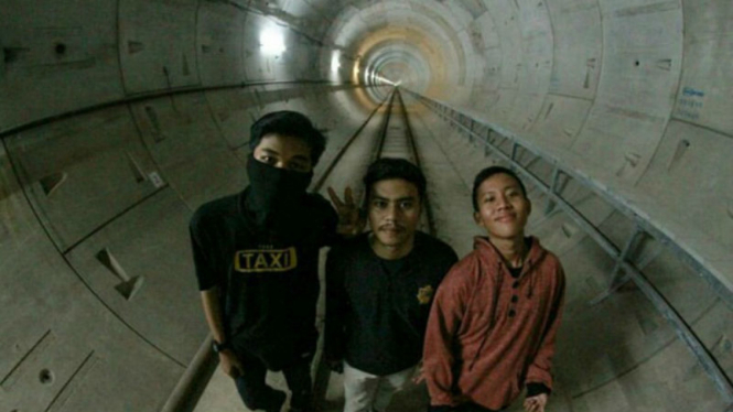 Tiga pria selfie di terowongan MRT Sudirman
