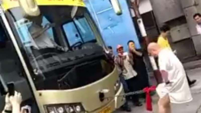 Aksi master kung fu tarik bus dengan alat vital