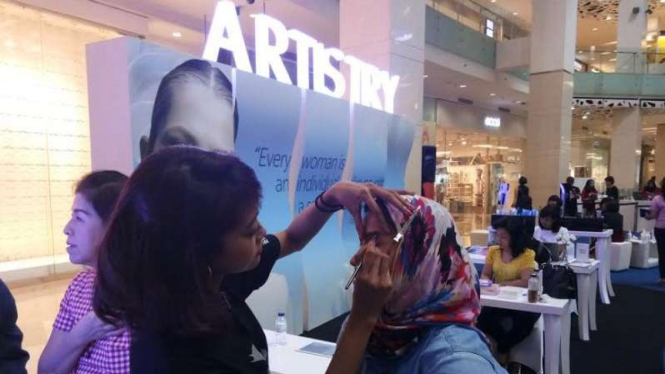 Tutorial membuat alis oleh make-up artist Amway Indonesia