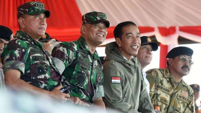 Presiden Jokowi dan Panglima TNI Jenderal Gatot Nurmantyo saat itu (dua dari kiri) di Latihan Gabungan PPRC Natuna.