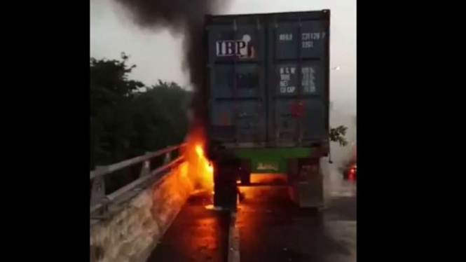 truk kontainer terbakar
