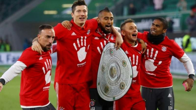 Para pemain Bayern Munich rayakan gelar Bundesliga 2016-17