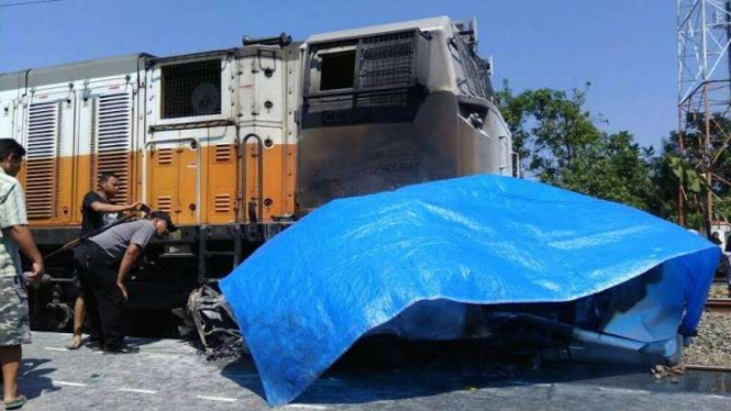 Kondisi mobil dan kereta yang mengalami tabrakan hingga terbakar di Grobogan Jawa Tengah