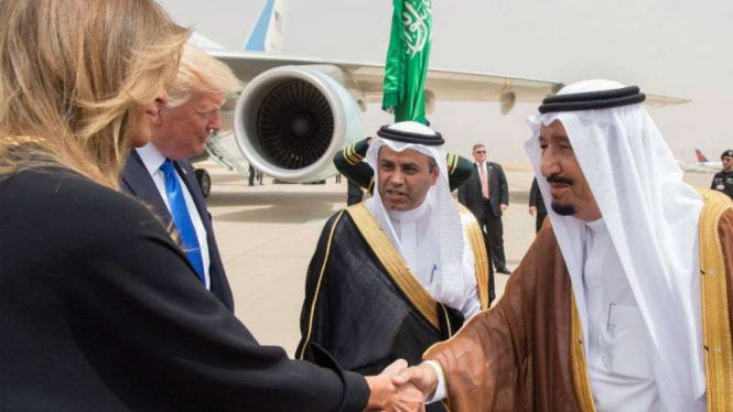 Melania Trump bersalaman dengan Raja Arab Saudi Salman